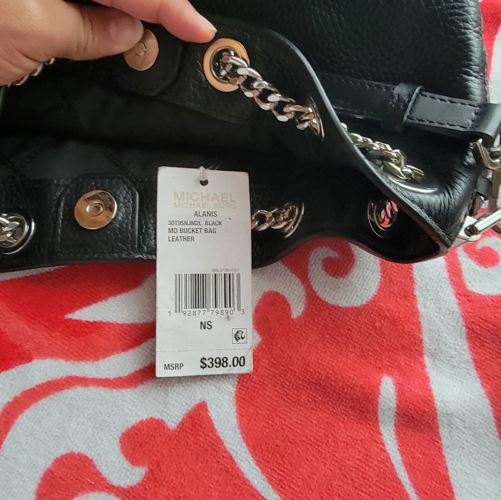 MD bucket bag Leather Michael kors  color black.